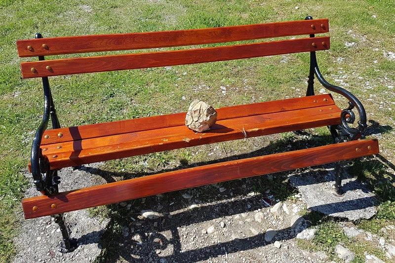 Široki Brijeg: Vandali uništili tek postavljenu klupu i ispisali vulgarni natpis