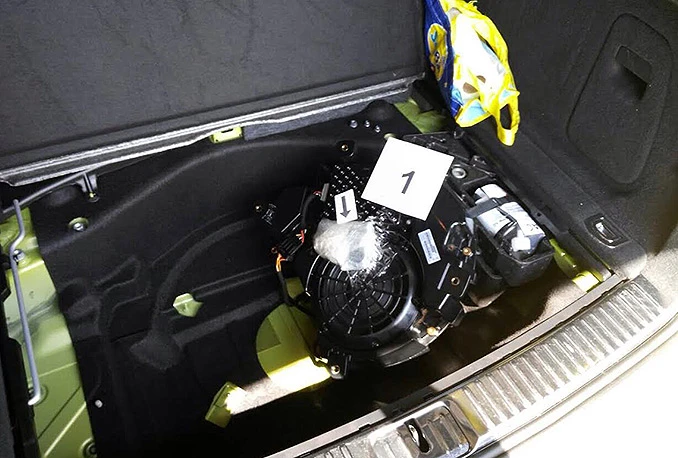U zvučniku Porschea pronađeni pištolj i streljivo