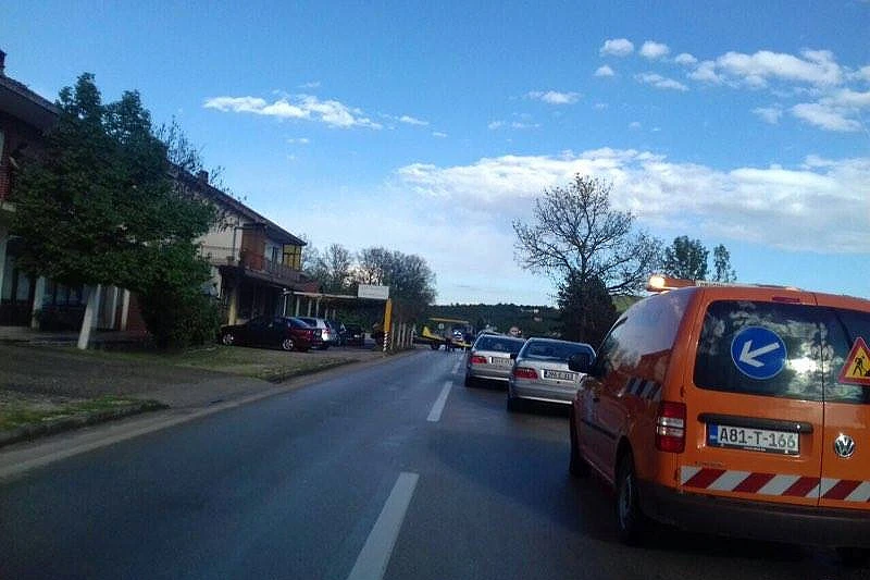 Široki Brijeg: Nakon sudara automobil završio u jarku