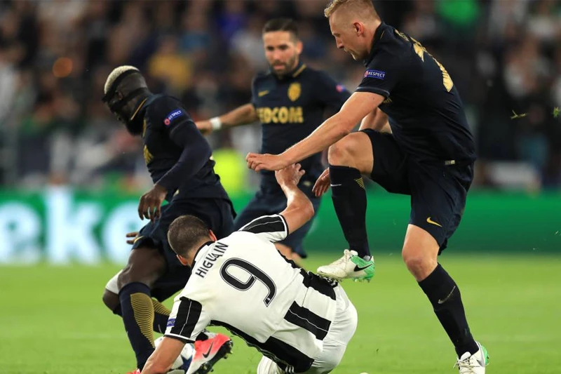 Glik nagazio Higuaina po koljenu - žuti karton Mandžukiću!?