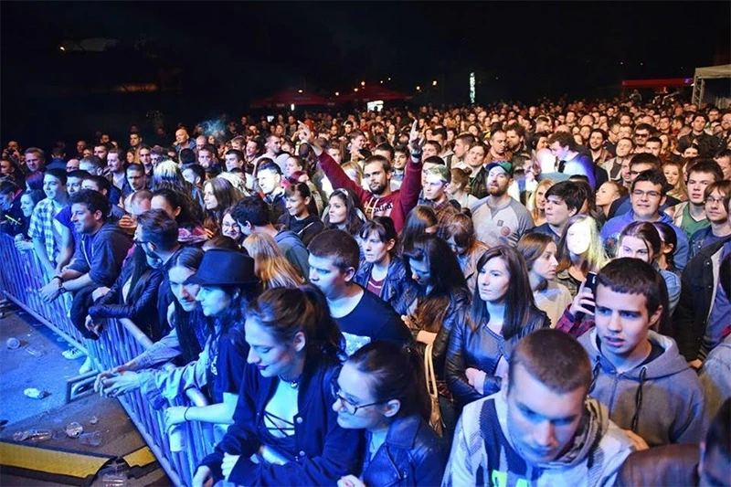Zoster, Zabranjeno pušenje, Goran Bare & Majke u čast Međunarodnog dana pobjede nad fašizmom