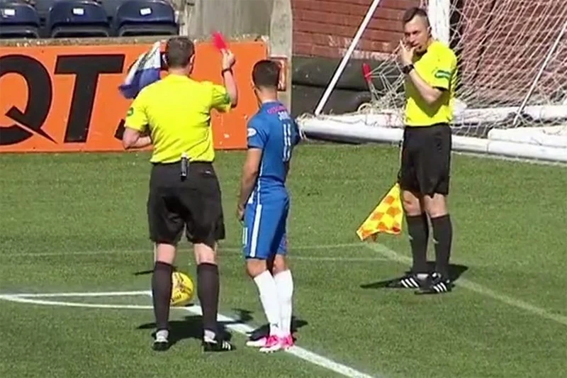VIDEO | Glavni sudac pomoćniku dao crveni karton!