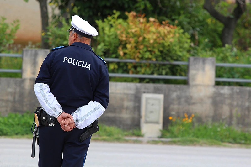 Autom udario policajca