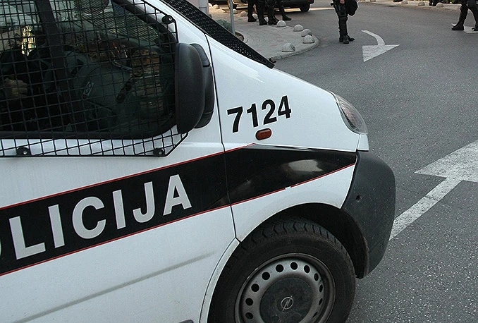 Mostar: Zatekao tri osobe u krađi limova i demontaži konstrukcije