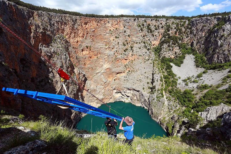 VIDEO | Prvi put u povijesti čovjek kročio na dno Crvenog jezera