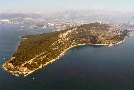 Vatrogasci izvukli ženu iz 30 metara duboke provalije