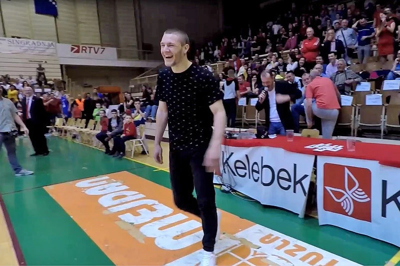 VIDEO | Pogledajte kako mladi nogometaš Slobode zabija dva puta koš s centra