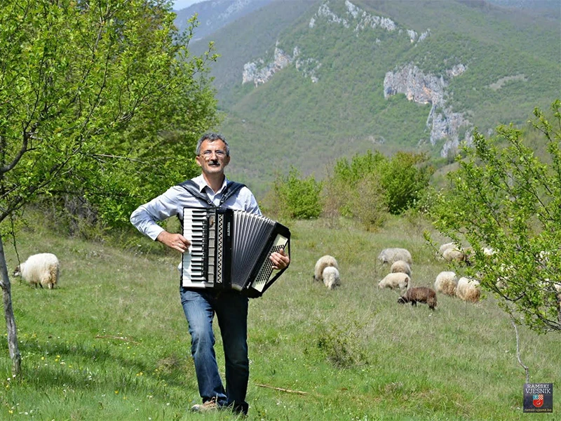 Nakon neplaćenog rada, odlučio stvoriti vlastitu farmu