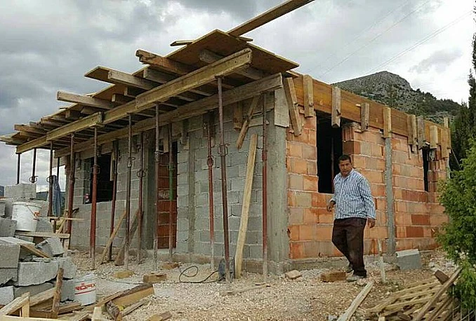 Mostar: Emin uz pomoć dobrotvora do vlastitog krova nad glavom 