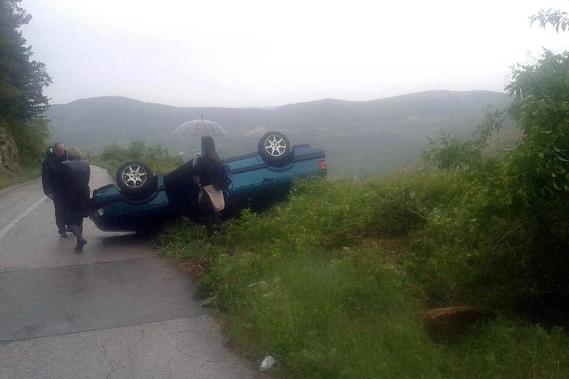 Goranci: Automobil završio na krovu blizu provalije