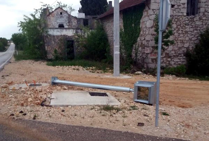 Ljubuški: Skinuli vijke sa postolja i oborili na zemlju stacionarni radar