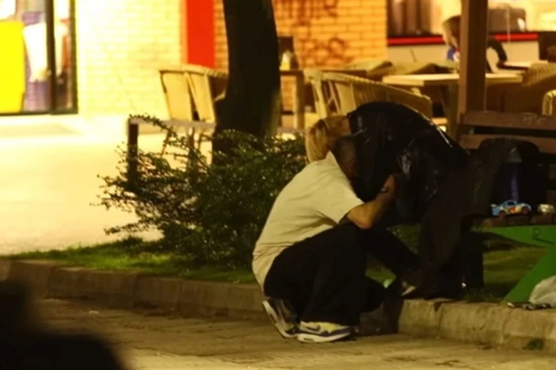 VIDEO | Sirove strasti u središtu Sarajeva: Ljubavni par nije se mogao suzdržati