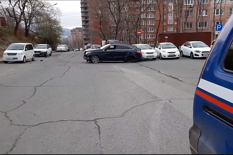 VIDEO| Skupocjenim Mercedesom polupala 11 automobila vraćajući se iz noćnog izlaska