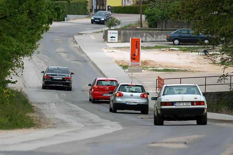 Širokobriježani voze slalom oko šahtova