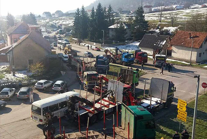 Nezadovoljni drvoprerađivači blokirali promet RS-a