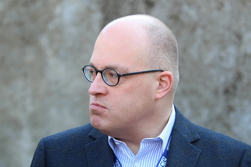 Moore: Političarima važnije udobne fotelje od naroda