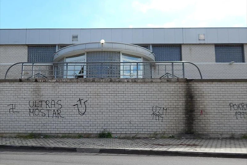 Na objektima u Sjevernom logoru osvanuli grafiti