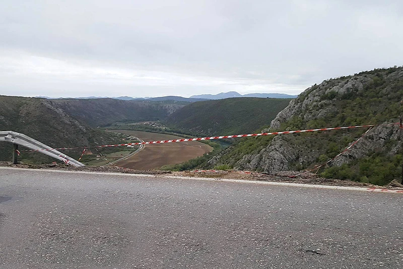 Samo kod nas: Cestu zaštitili plastičnom vrpcom