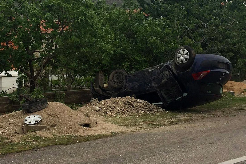 Mostar: Renault završio na krovu, Citroen udario u brdo