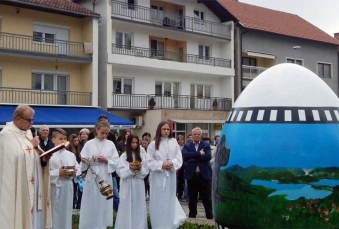 U Prozoru postavljeno veliko uskrsno jaje ukrašeno ramskim motivima