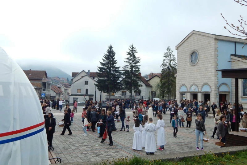 U Prozoru postavljeno veliko Uskrsno jaje