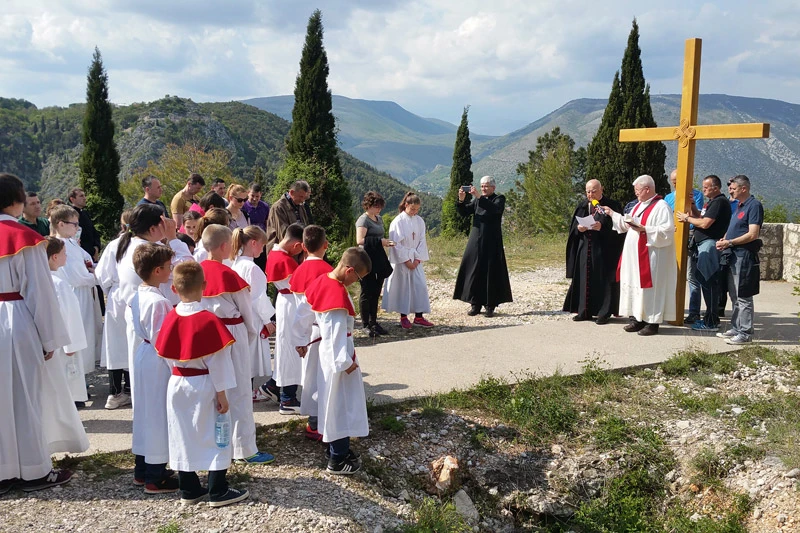 Vjernici se molitvenim hodom na brdo Hum prisjetili muke i smrti Isusove