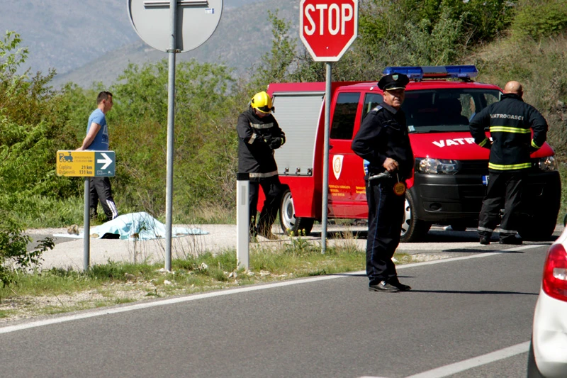 FOTO | VIDEO Mostar: Poginuo motociklist, automobil završio na obali Neretve