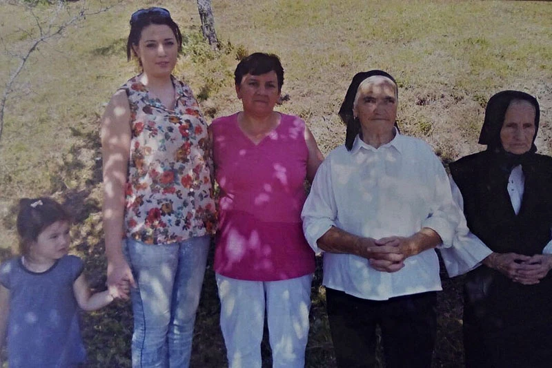 Pet generacija na jednoj fotografiji
