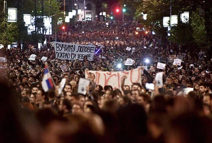 "Puk'o je": Sve veći broj građana u prosvjedima diljem Srbije