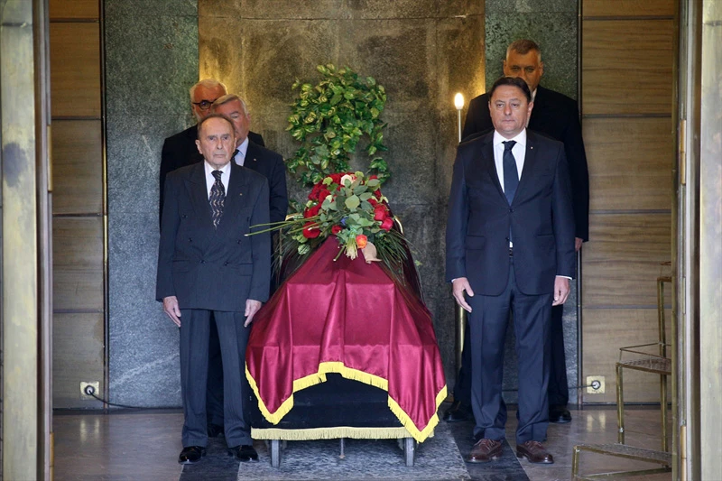 Brojni prijatelji i poklonici ispratili Relju Bašića na posljednji počinak