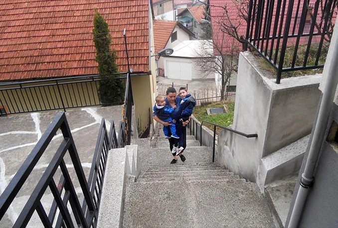 Majčinska ljubav nema granica: Bolesnog sina svakog dana nosi uz 77 stuba