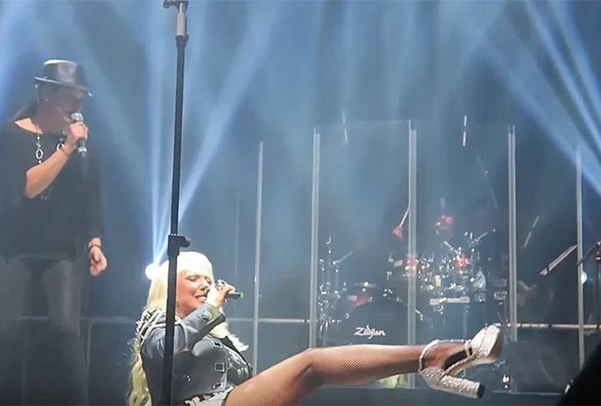 VIDEO | Lepa Brena pala na stražnjicu