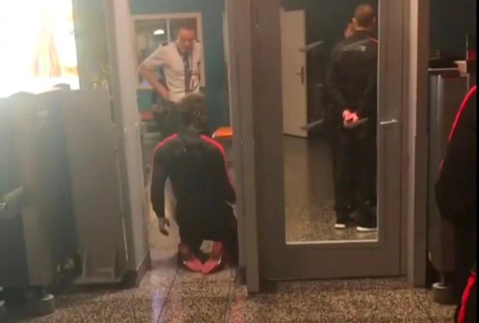 Kako Balotelli prolazi sigurnosnu kontrolu u zračnoj luci