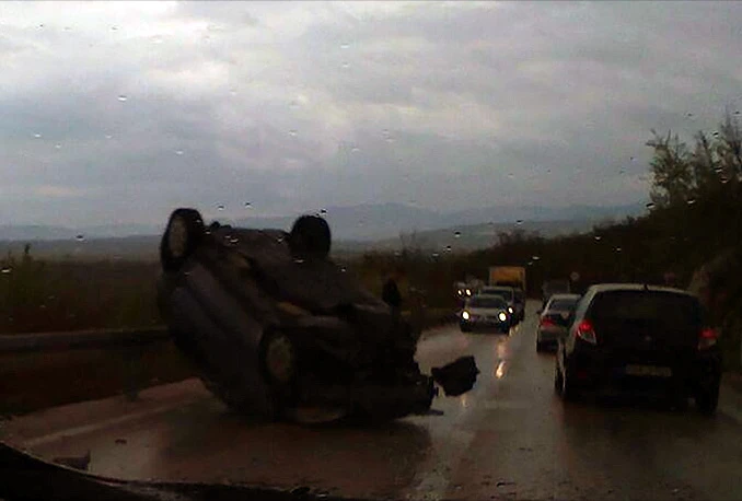 Prometna na Međinama: Mercedes završio na krovu