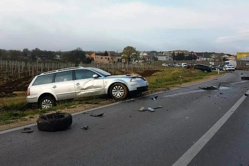 Tromeđa: Od siline sudara automobili završili u vinogradu
