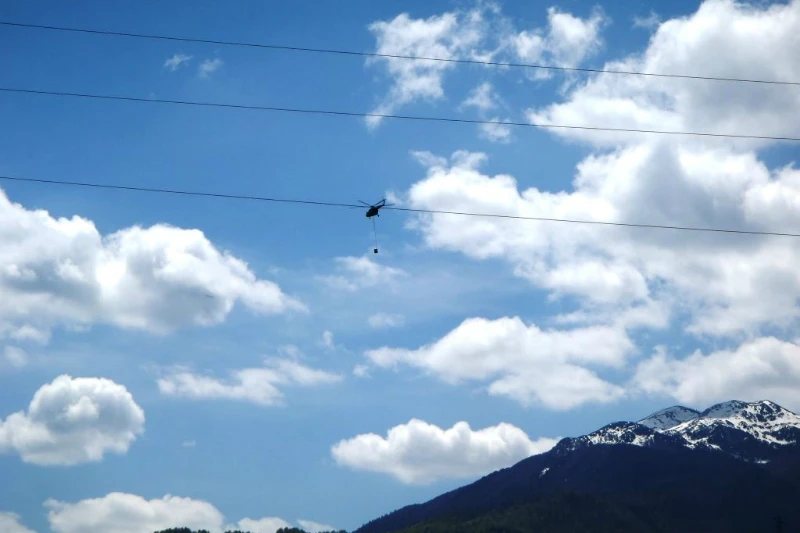 Požar se širi, helikopter Oružanih snaga stigao u pomoć