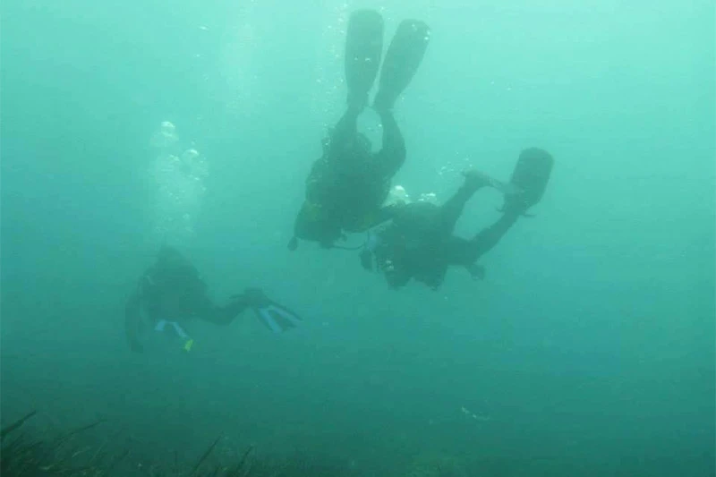 Vozilo sletjelo u Jablaničko jezero, ronioci tragaju za putnicima