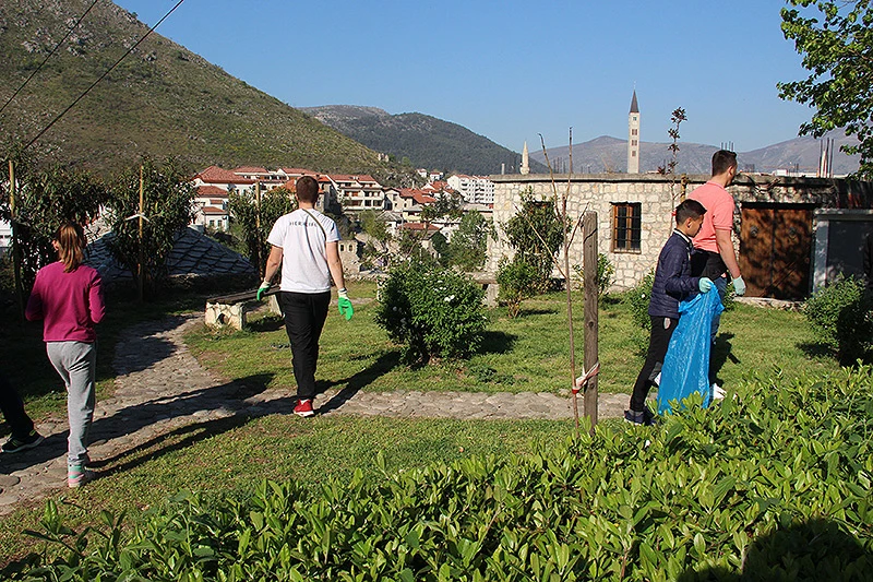 Mladi Mostara čistili od mosta do mosta