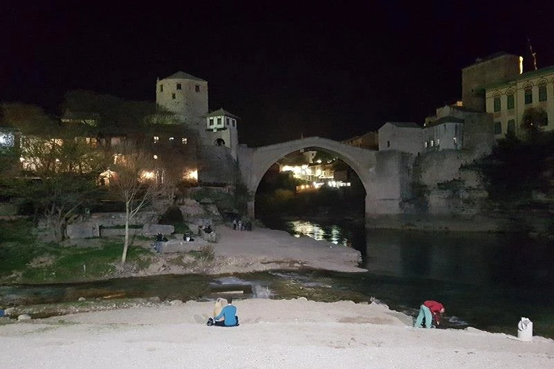 Bh.gradovi u plavoj boji za svjesnost o autizmu