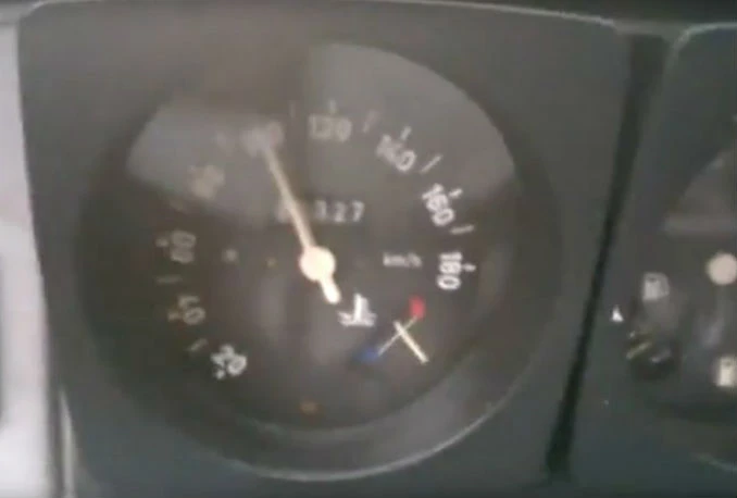 Nestao za 47 sekundi: Pogledajte kako se Yugo raspada na bh. cestama!