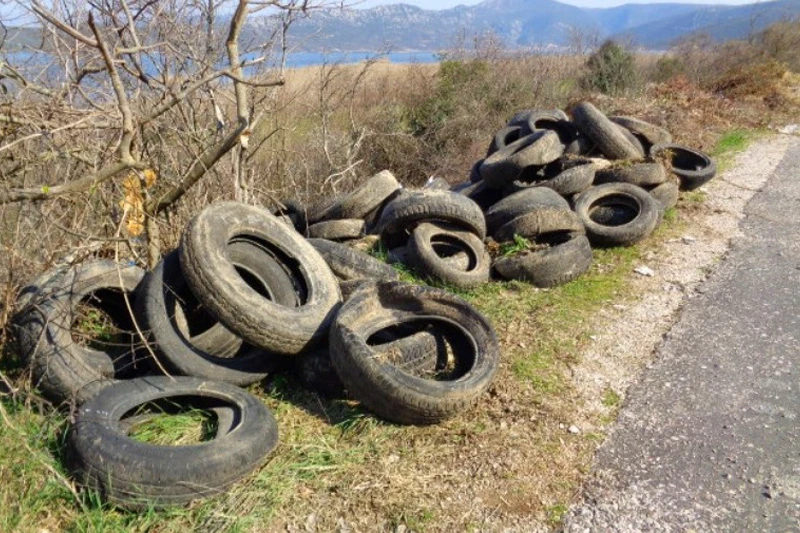 Čapljina: Odbacili stare gume u Park prirode Hutovo blato