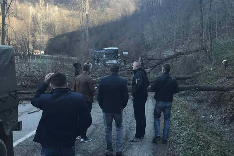 Kamenovan autobus sa Srbima; Vučić: Kamenovanje su spremali meni!
