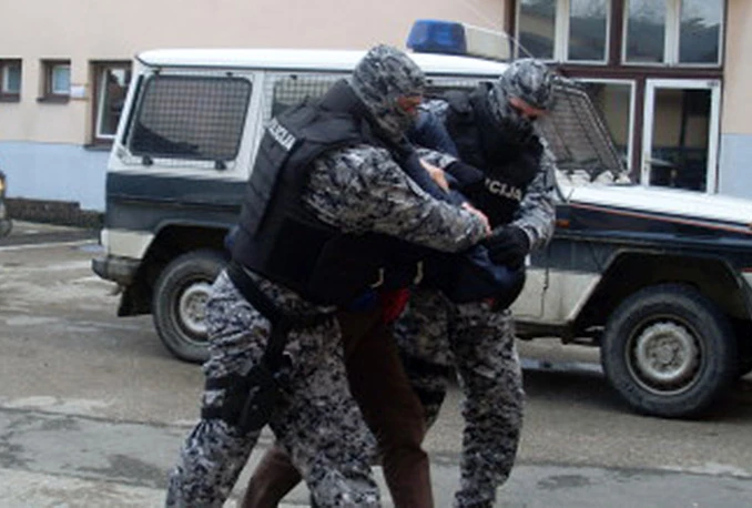 Dvojac harao Tuzlom: Upadali u kuće, društveni dom, a razoružali su i policajce
