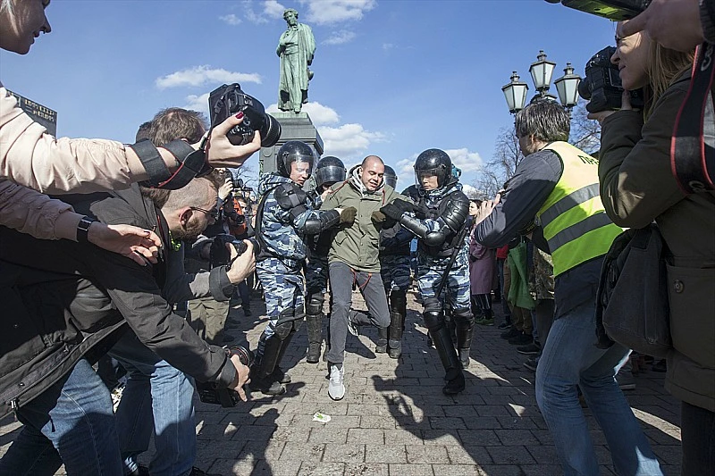 EU traži od Rusije da oslobodi uhićene demonstrante