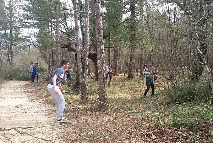 Široki Brijeg: Gimnazijalci uredili park