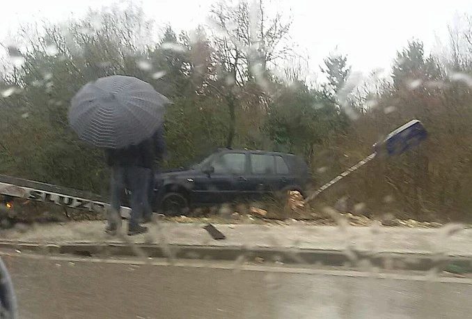 Mostar - Čitluk: Golf 'trica' sletio s prometnice