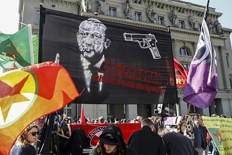 Turska pritišće Švicarsku zbog "nepristojnog" postera s Erdoganovim likom