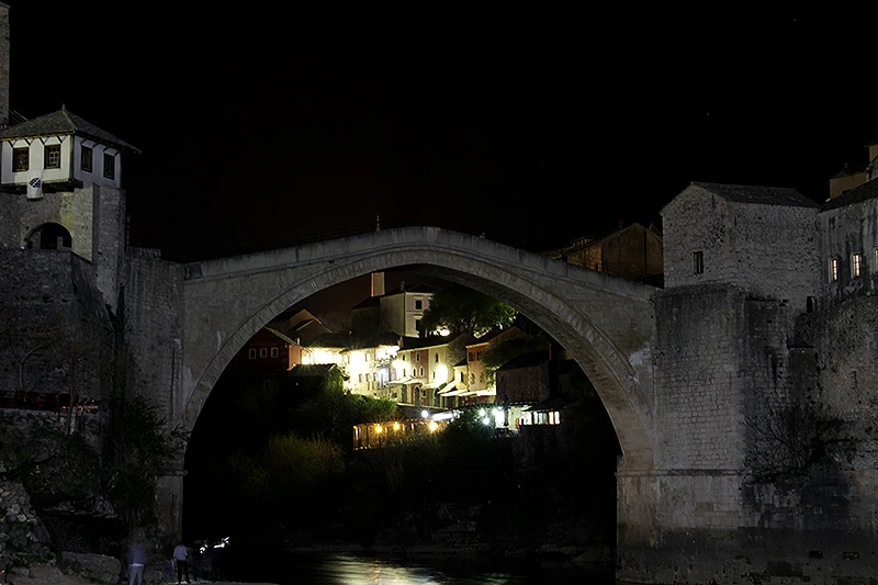 Stari most utonuo u mrak za budućnost planeta