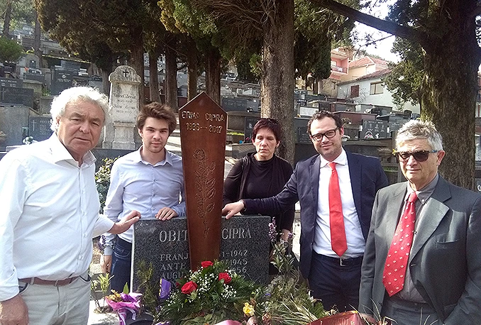 Položeno cvijeće na grob Erne Danon Cipra