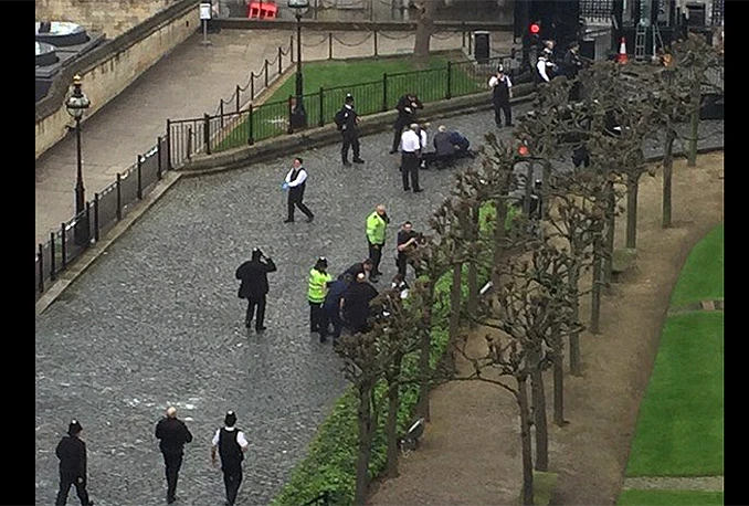 Tri francuska učenika ranjena u Londonu, Eiffelov tornj u mraku